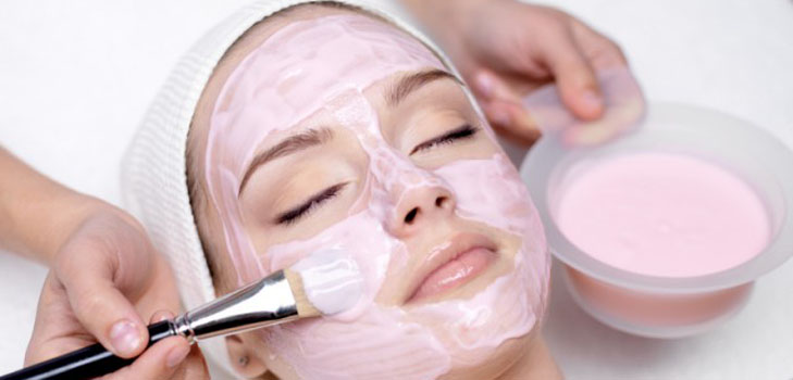Winter gezichtsbehandeling: voedende masker voor droge, vervagende huid thuis