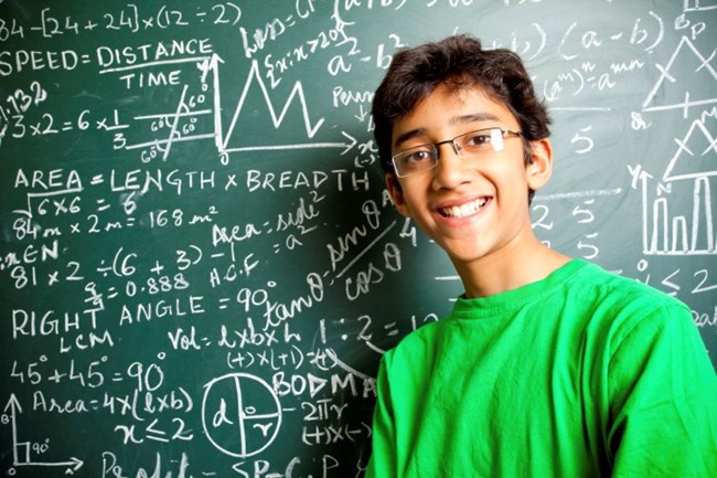 De man staat bij het schoolbestuur