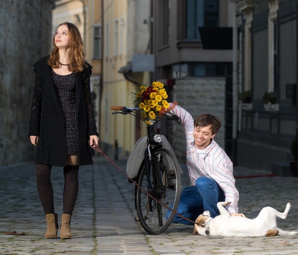 Hoe een man zich gedraagt ​​als hij een vrouw leuk vindt, maar hij verbergt hem