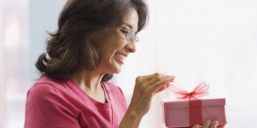 Wat geef ik mijn schoonmoeder aan het nieuwe jaar en de schoonvader? Nuttige tips en originele ideeën