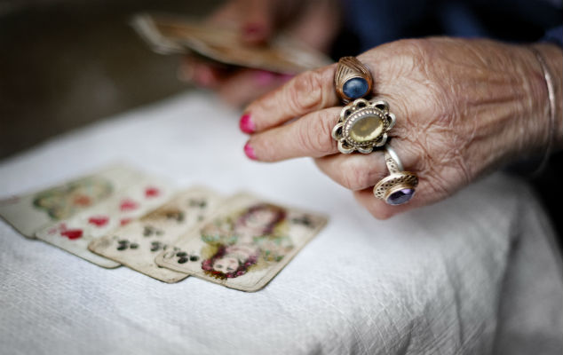 Gypsy-waarzeggerij op kaarten: de waarde van kaarten, hoe je zigeuner kunt raden bij het spelen van kaarten