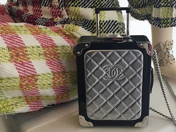 De weg roept: de clutch-koffer Trolley Minaudiere van Chanel