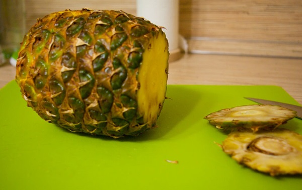 Hoe je een ananas goed en mooi snijdt