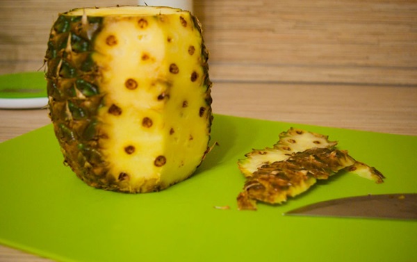 Hoe je een ananas goed en mooi snijdt