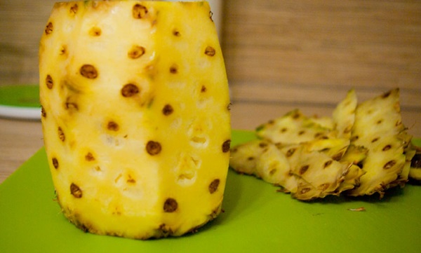 Hoe je een ananas goed en mooi snijdt
