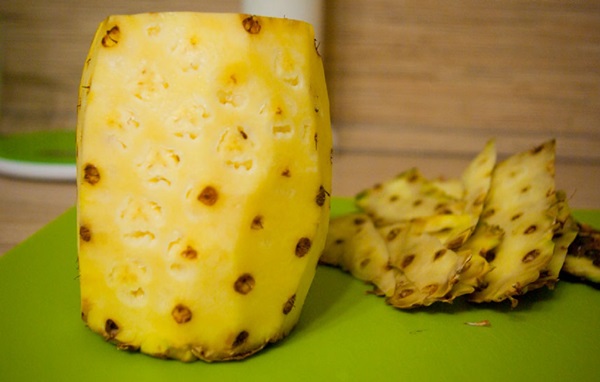 Hoe je een ananas goed en mooi snijdt