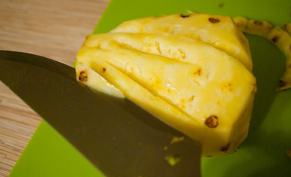 Hoe je een ananas goed en mooi snijdt