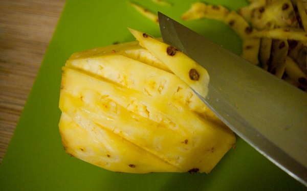 Hoe je een ananas goed en mooi snijdt