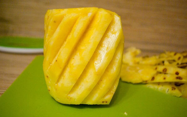 Hoe je een ananas goed en mooi snijdt