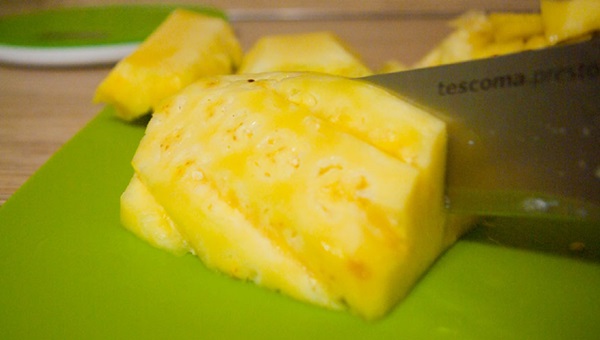 Hoe je een ananas goed en mooi snijdt
