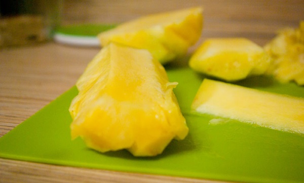 Hoe je een ananas goed en mooi snijdt