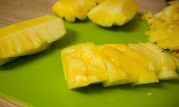 Hoe je een ananas goed en mooi snijdt