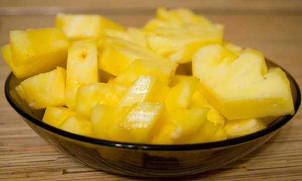Hoe je een ananas goed en mooi snijdt