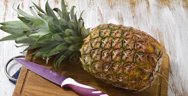 Hoe je een ananas goed en mooi snijdt