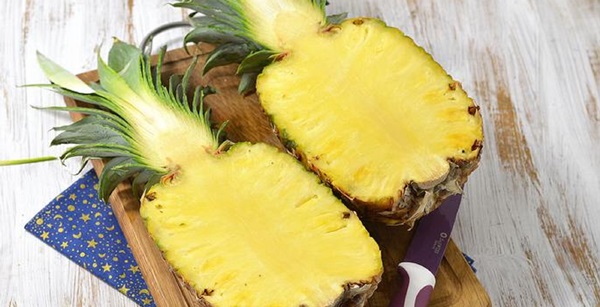 Hoe je een ananas goed en mooi snijdt