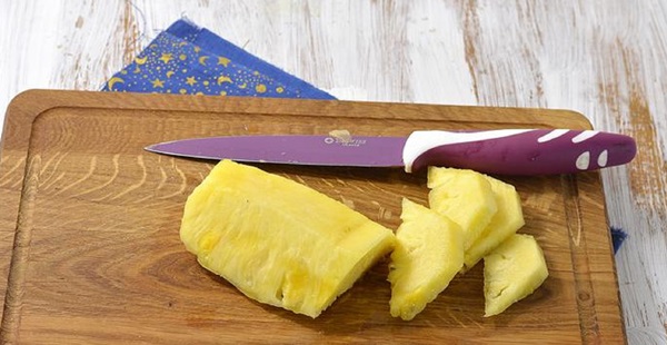 Hoe je een ananas goed en mooi snijdt