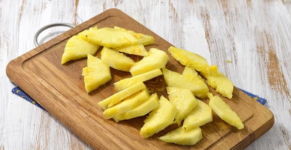 Hoe je een ananas goed en mooi snijdt