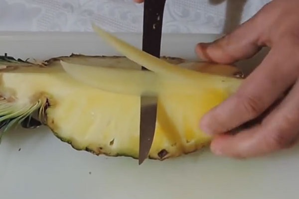 Hoe je een ananas goed en mooi snijdt