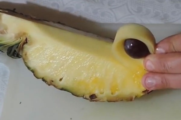 Hoe je een ananas goed en mooi snijdt