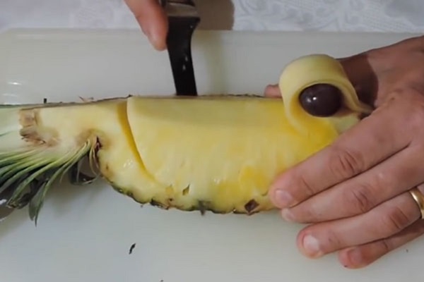 Hoe je een ananas goed en mooi snijdt