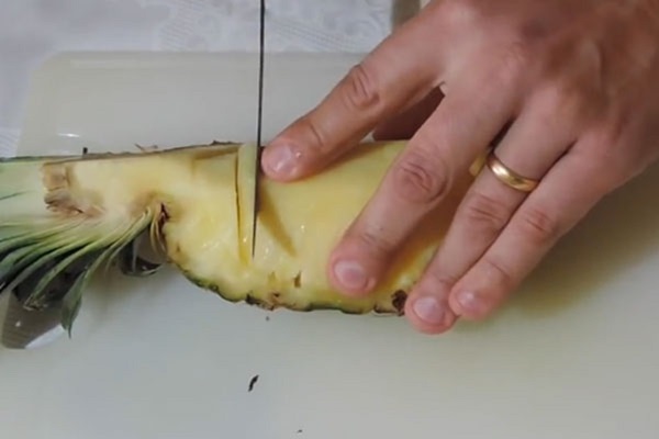 Hoe je een ananas goed en mooi snijdt