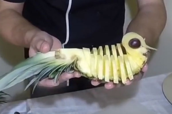 Hoe je een ananas goed en mooi snijdt