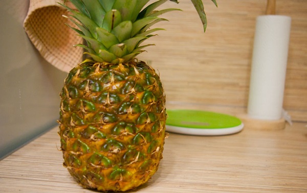 Hoe je een ananas goed en mooi snijdt