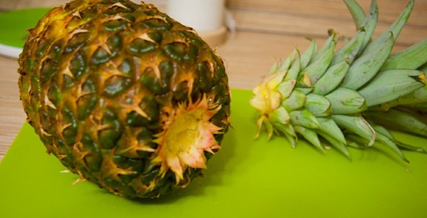 Hoe je een ananas goed en mooi snijdt