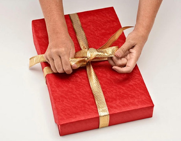 Hoe een cadeau in een geschenkpapier in te pakken