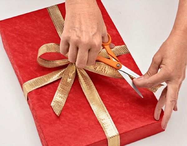 Hoe een cadeau in een geschenkpapier in te pakken