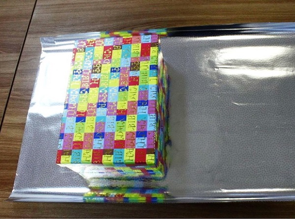 Hoe een cadeau in een geschenkpapier in te pakken