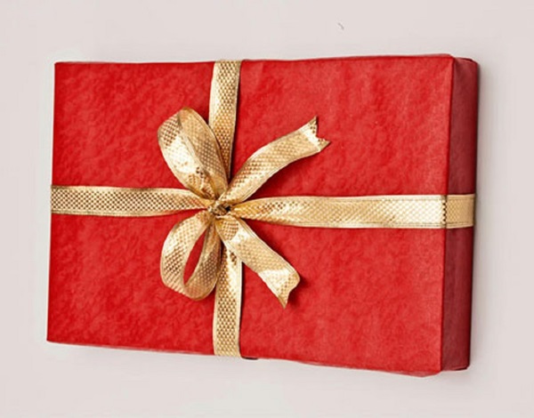 Hoe een cadeau in een geschenkpapier in te pakken