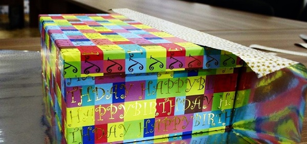 Hoe een cadeau in een geschenkpapier in te pakken