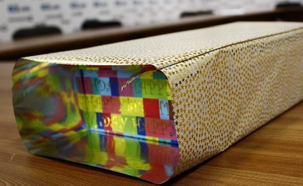 Hoe een cadeau in een geschenkpapier in te pakken