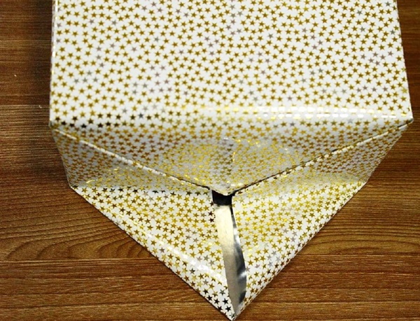 Hoe een cadeau in een geschenkpapier in te pakken