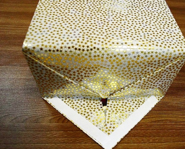 Hoe een cadeau in een geschenkpapier in te pakken