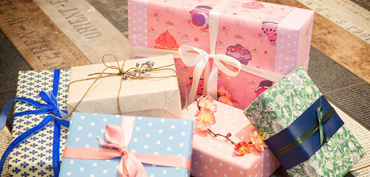 Hoe een cadeau in een geschenkpapier in te pakken