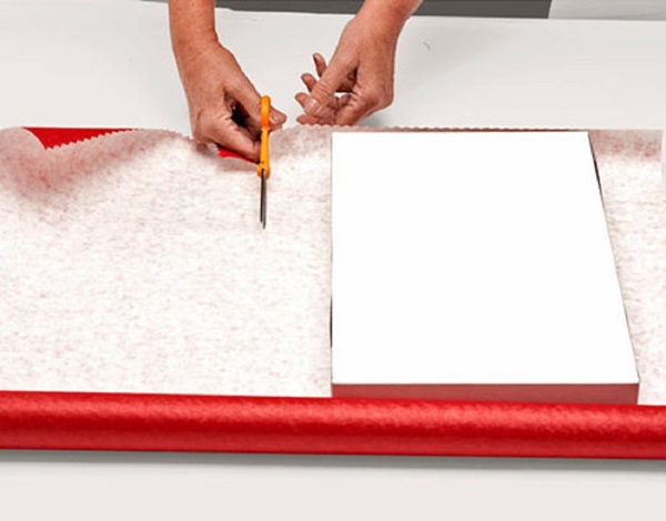 Hoe een cadeau in een geschenkpapier in te pakken