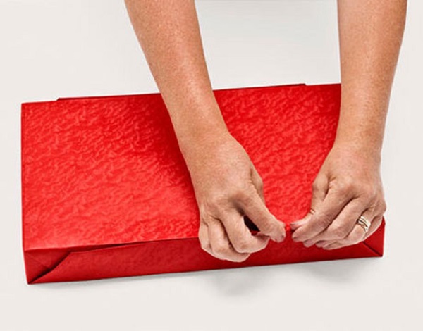 Hoe een cadeau in een geschenkpapier in te pakken
