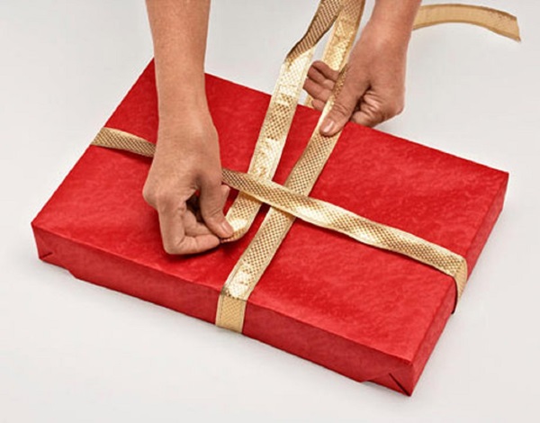 Hoe een cadeau in een geschenkpapier in te pakken