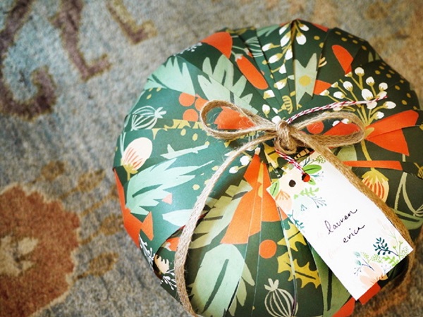 Hoe een cadeau in een geschenkpapier in te pakken