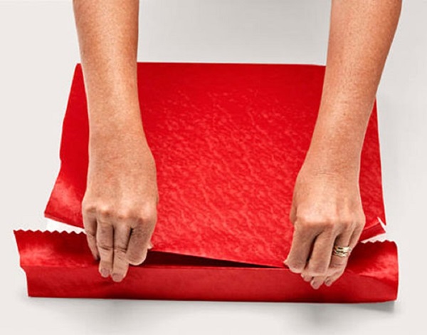 Hoe een cadeau in een geschenkpapier in te pakken