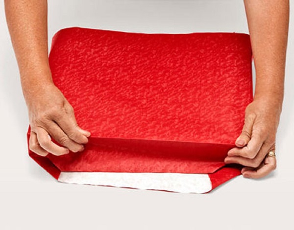 Hoe een cadeau in een geschenkpapier in te pakken