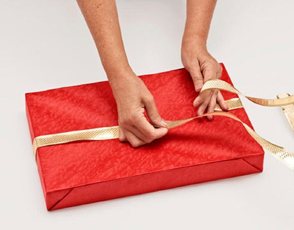 Hoe een cadeau in een geschenkpapier in te pakken