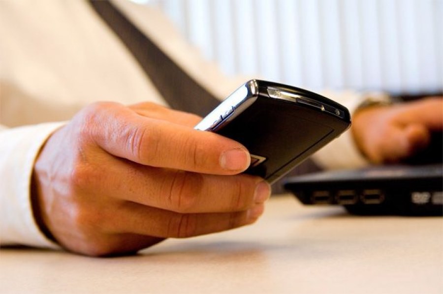 hand met telefoon