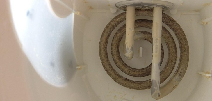 Hoe de waterkoker van schaal te reinigen; kalkverwijderaar
