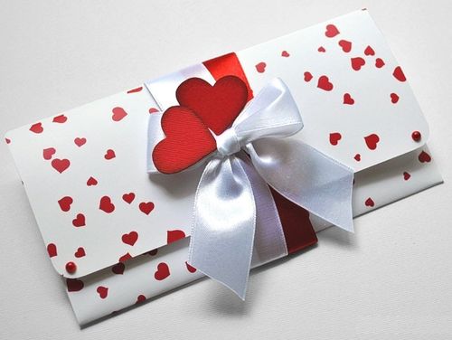 Hoe geld te doneren voor een bruiloft in een envelop