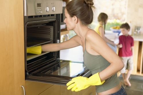 Hoe de oven binnenin te wassen