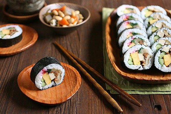 Hoe houd je stokjes voor sushi