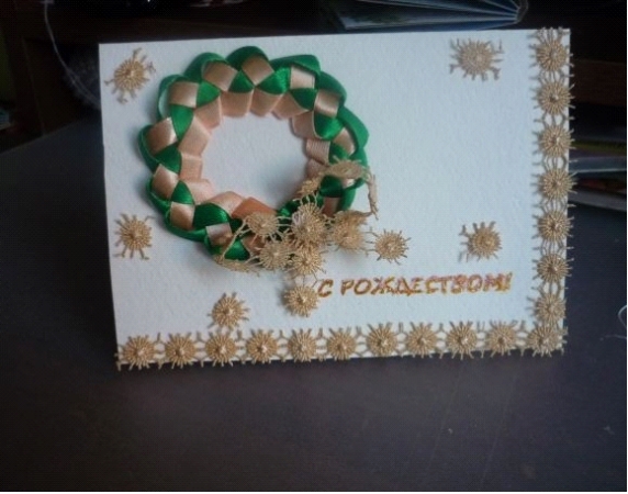 decoratie van het gewricht van de krans met een strik boog en inscriptie op de briefkaart
